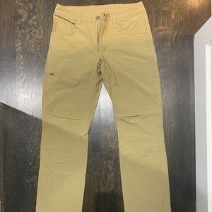 Patagonia hiking pants in tan Men’s size 30